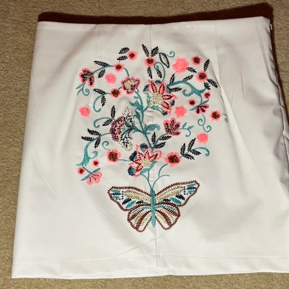 Kilky faux leather mini skirt with embroidered details size large. - Picture 8 of 9